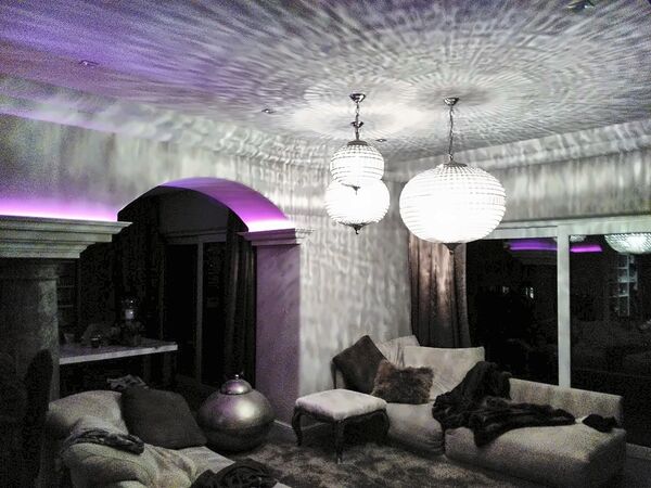 Salon z ozdobnym sufitem i oświetleniem LED