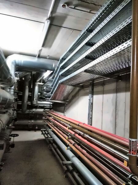 Korytarz techniczny z rurociągami i korytkami kablowymi