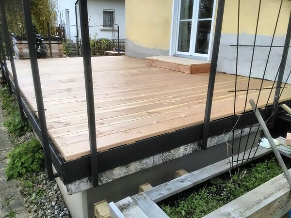 Taras z drewna modrzewiowego przy domu