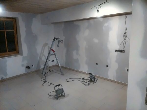 Pomieszczenie przygotowane do wykończenia – gładzie i nowe punkty elektryczne